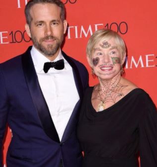 Tammy Reynolds with her son Ryan Reynolds